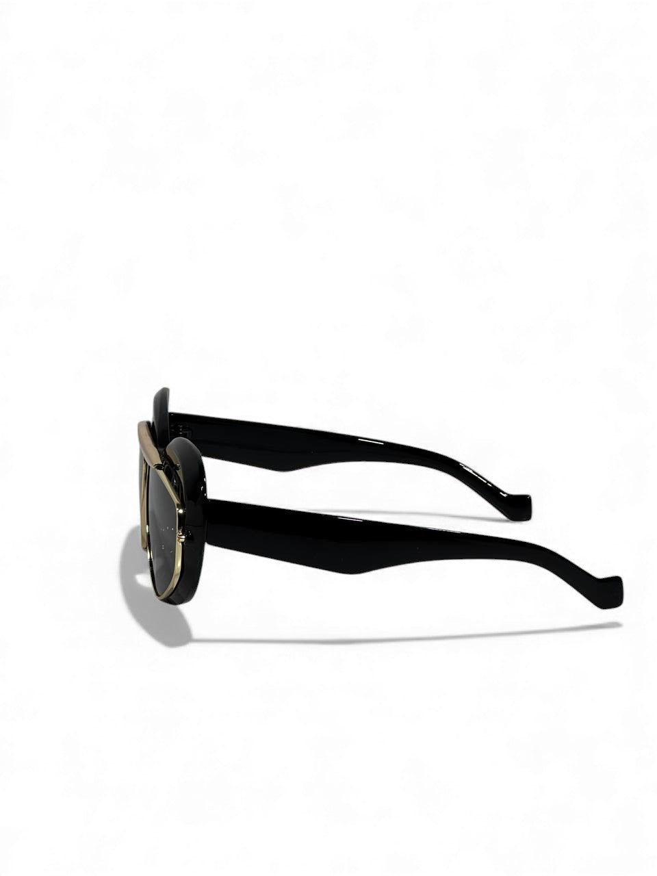 Bold Black & Gold Matrix Sunglasses – Futuristic Luxury Statement 🖤✨🕶️