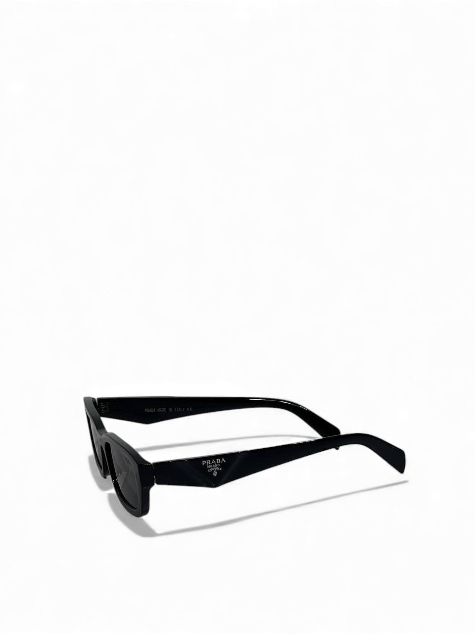 Prada Black Rectangular Sunglasses – Minimal Chic Statement 😎🖤