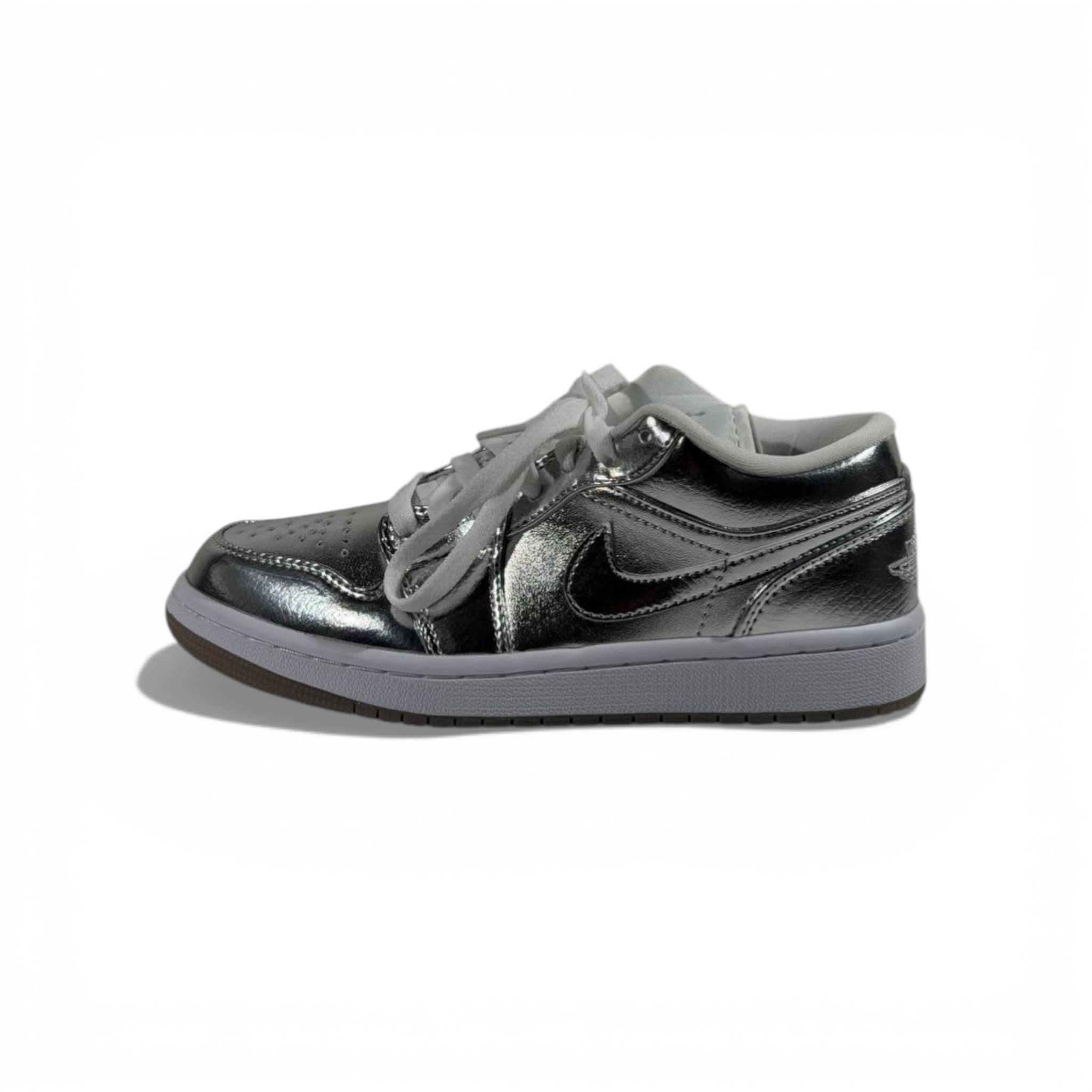 Nike Metallic Silver Sneakers 👟✨💎 Luxury Street Style Shoes – Women Fashion Trainers 🩶🔥