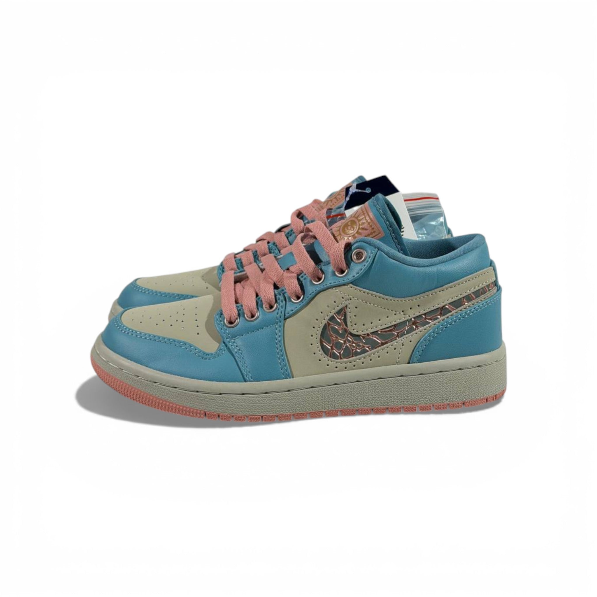 Nike Dunk Low Blue & Pink Sneakers 👟💙🌸 Trendy Streetwear Shoes – Women Casual Fashion Trainers ✨🔥