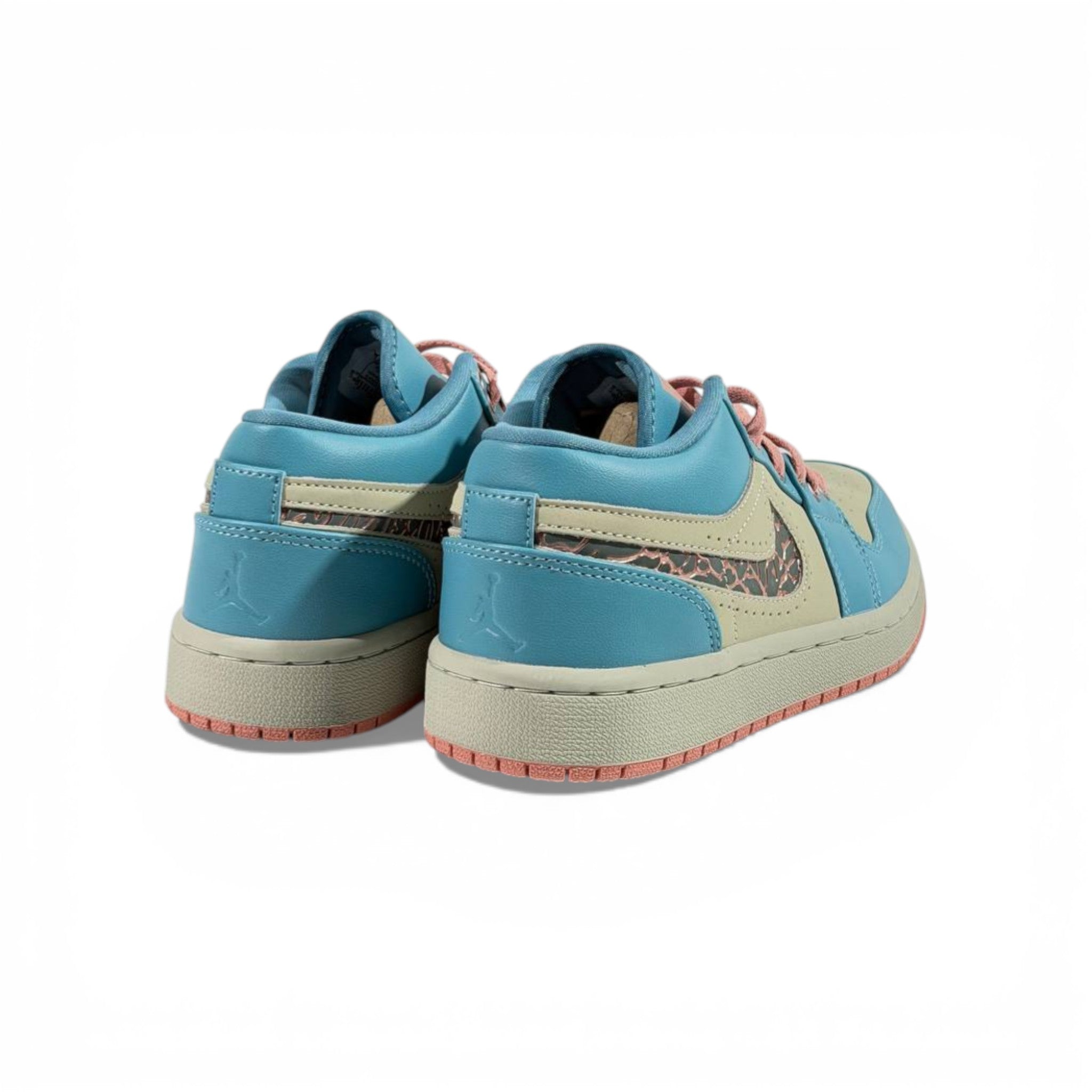Nike Dunk Low Blue & Pink Sneakers 👟💙🌸 Trendy Streetwear Shoes – Women Casual Fashion Trainers ✨🔥