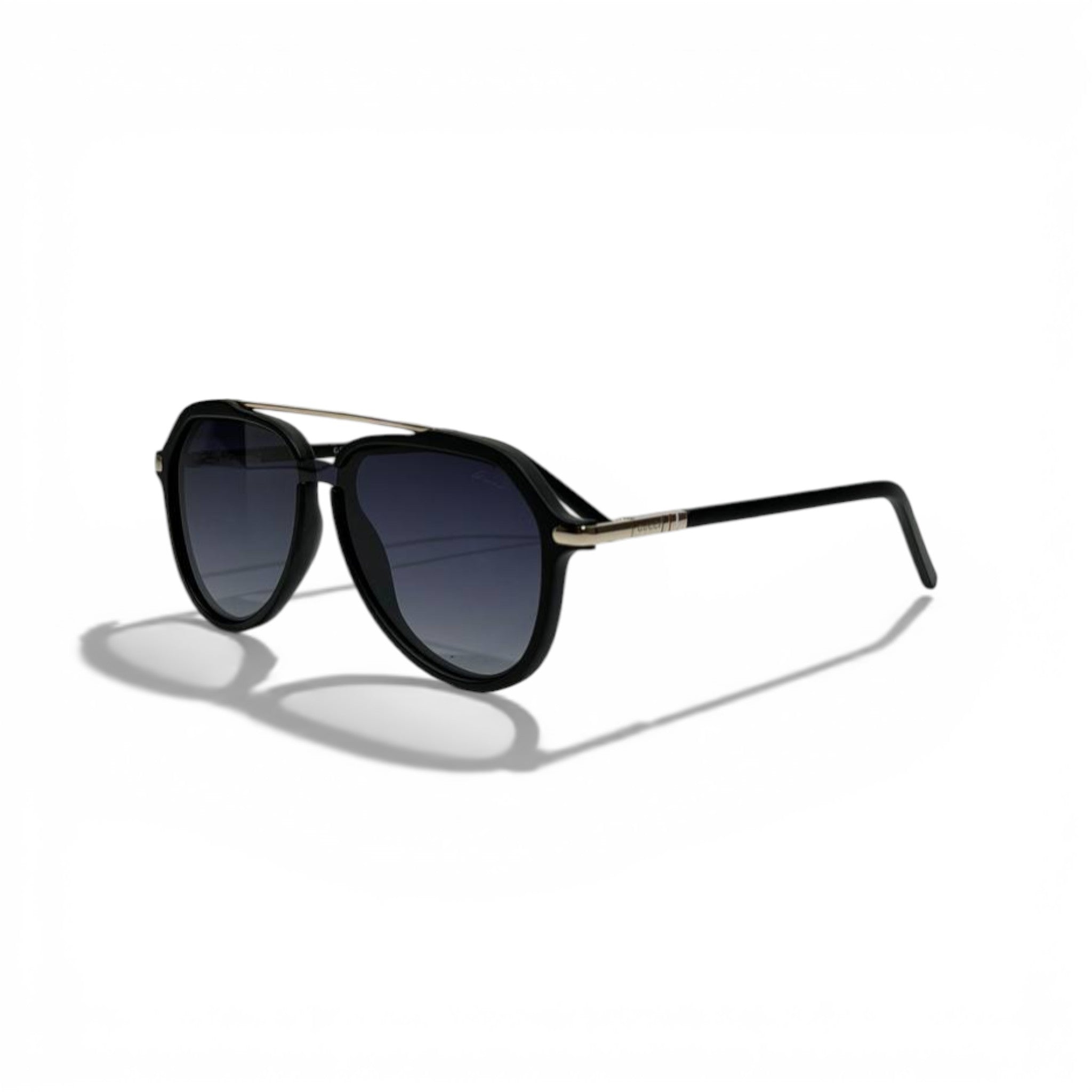 Gucci Luxury Aviator Sunglasses – Black Frame with Gold Bridge Detail 🕶️✨