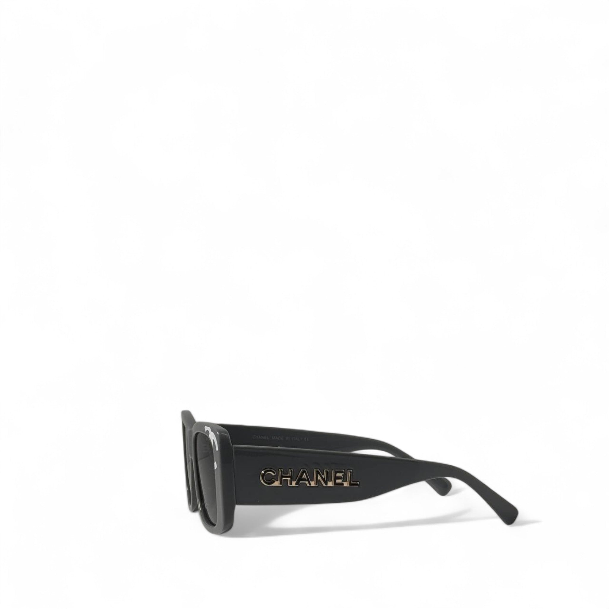🖤 CHANEL Gray Square Sunglasses – Iconic Gold Logo Edition with Monogram Detail ✨