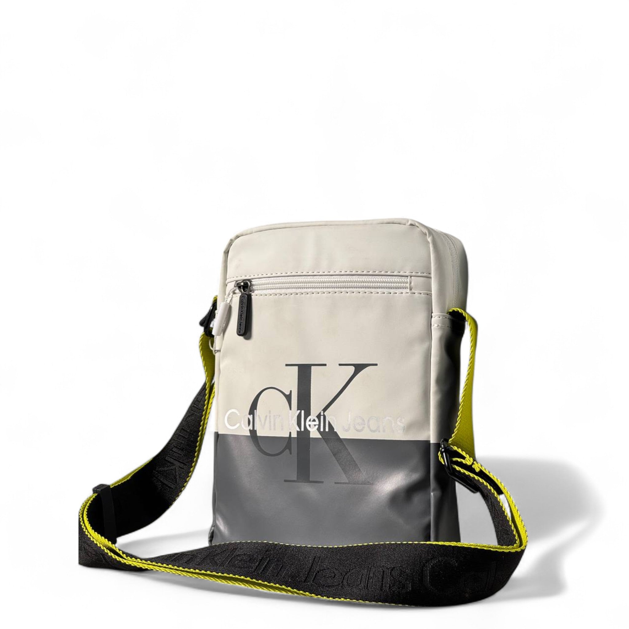 🖤 Calvin Klein Jeans Colorblock Crossbody – Street-Ready with a Signature Twist ⚡🎒