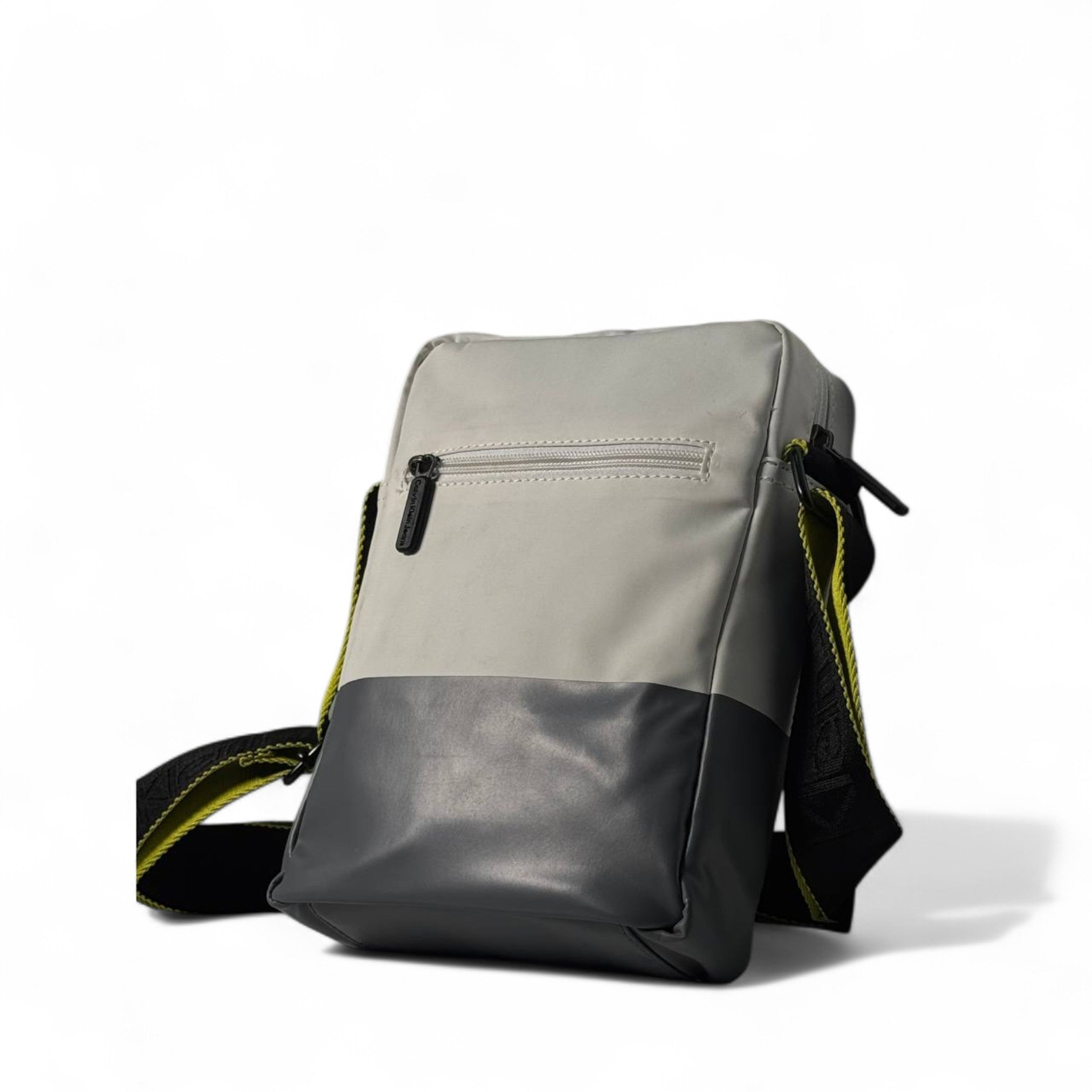 🖤 Calvin Klein Jeans Colorblock Crossbody – Street-Ready with a Signature Twist ⚡🎒