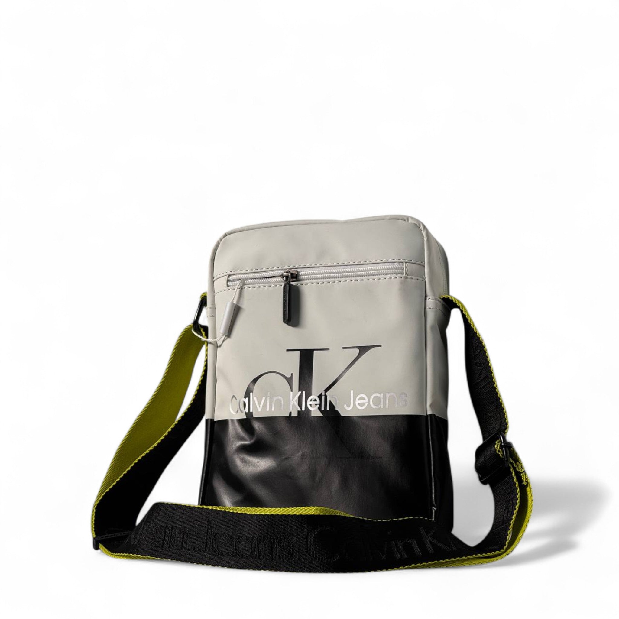 🖤 Calvin Klein Jeans Colorblock Crossbody – Monochrome Utility with Bold CK Energy ⚡🎒