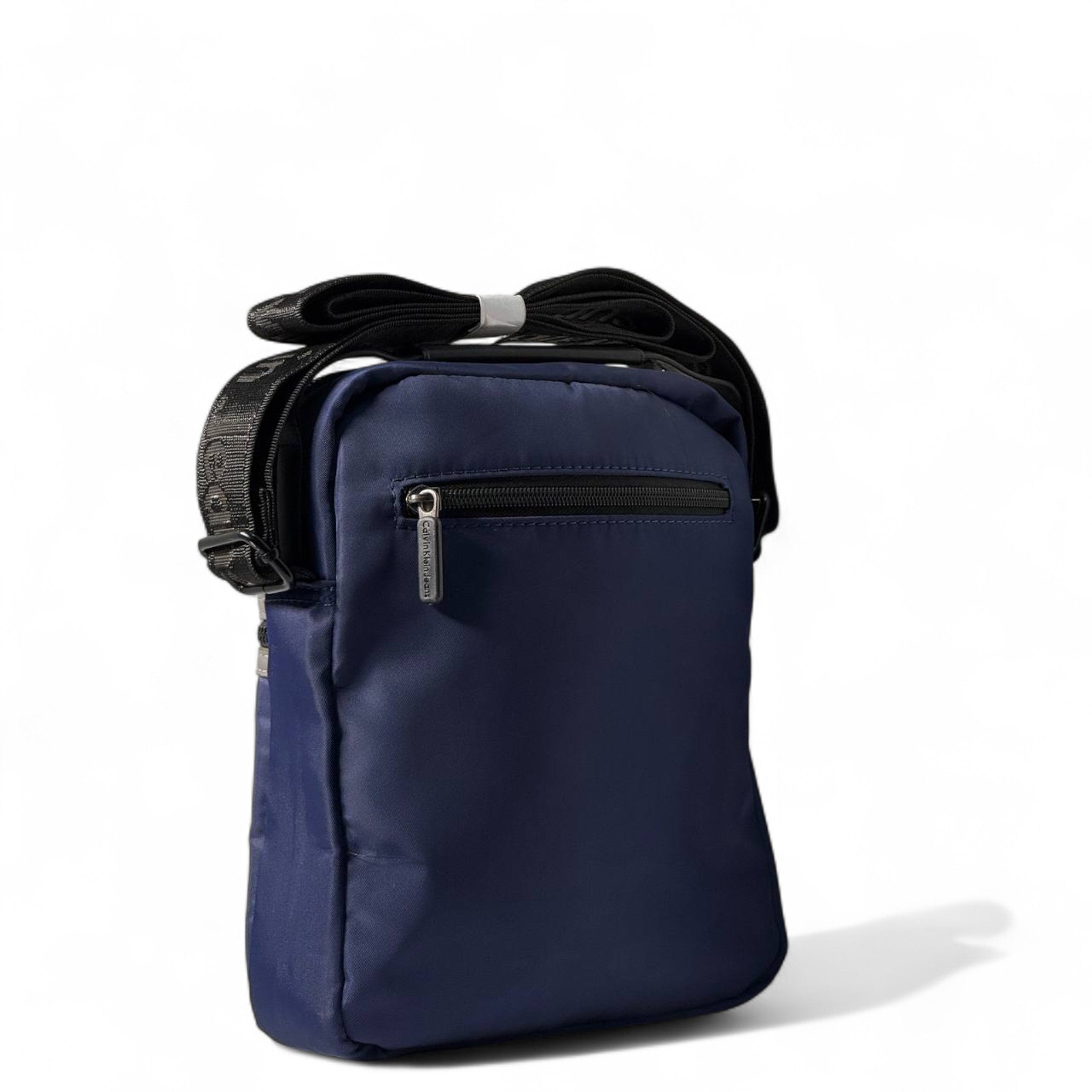 🔵 Calvin Klein Navy Crossbody Bag – Sleek Minimalism, Everyday Function ✨🖤