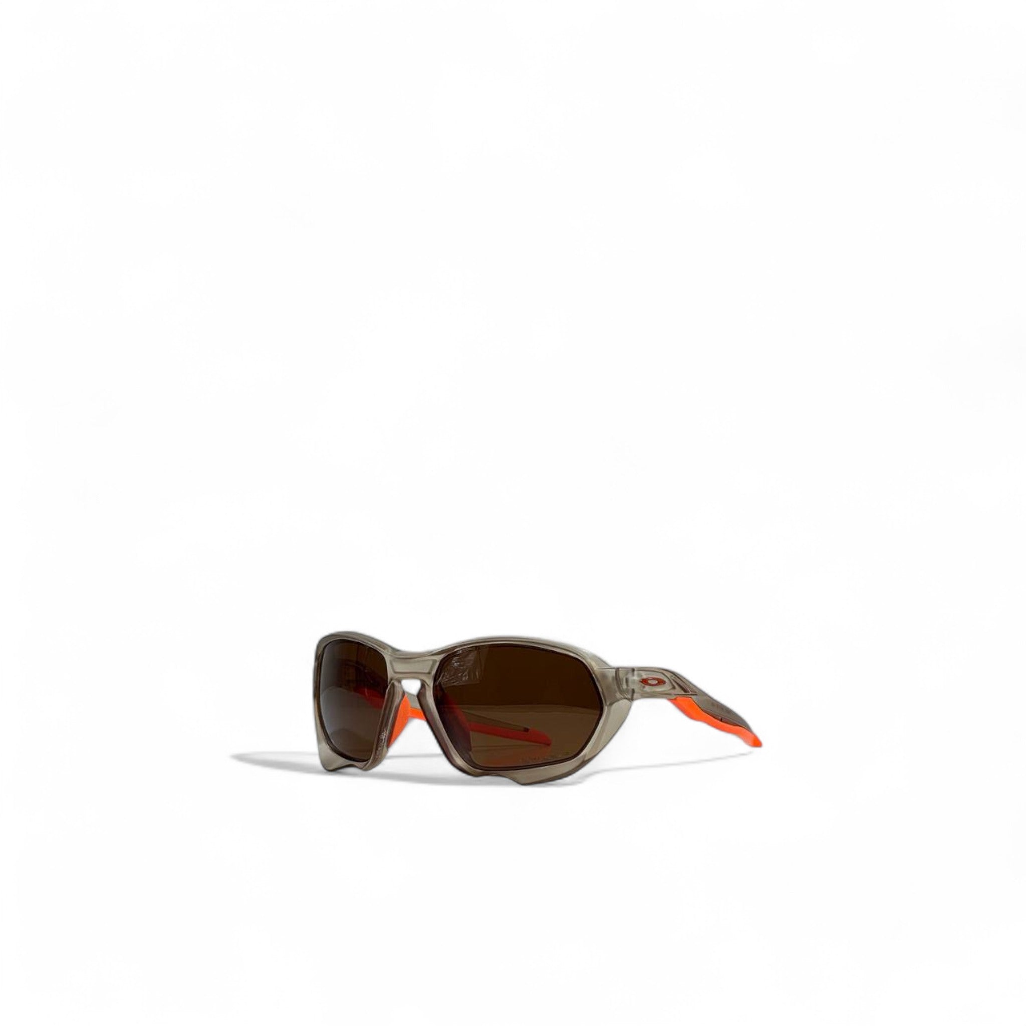 🟠 Oakley Sports Sunglasses – Grey Frame & Orange Accents 🕶️⚡