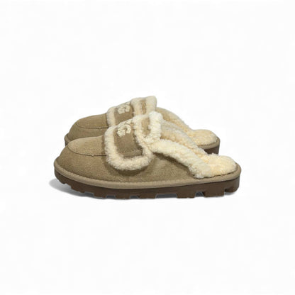 UGG Cozy Logo Slippers – Chestnut Shearling Comfort 🤎❄️