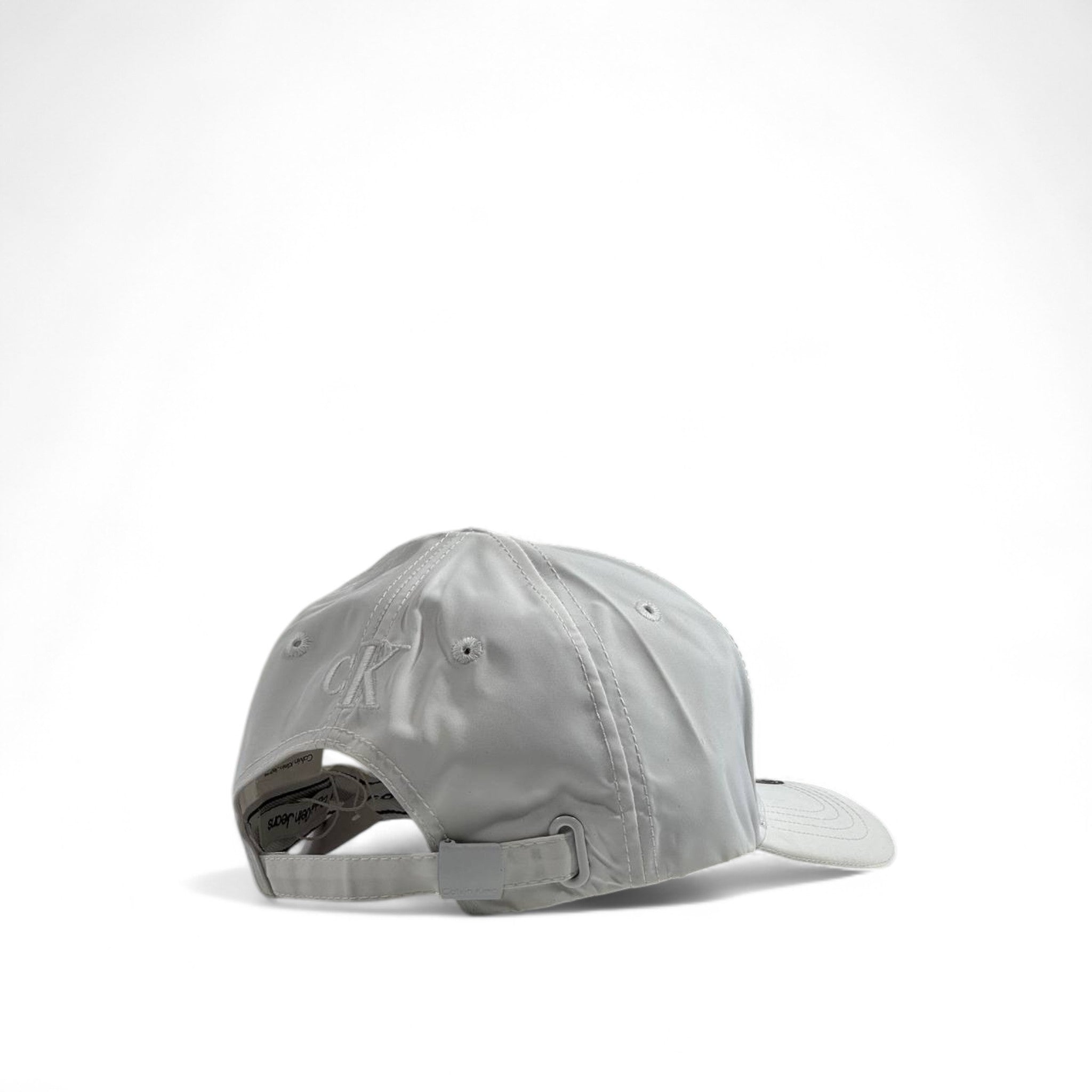 Calvin Klein White Minimal Logo Cap – Clean & Timeless Style 🧢✨