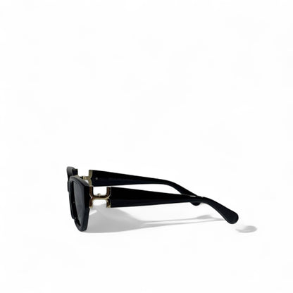 ✨ Chloé Sunglasses – Black Cat-Eye Frame with Gold “C” Logo 🖤👑