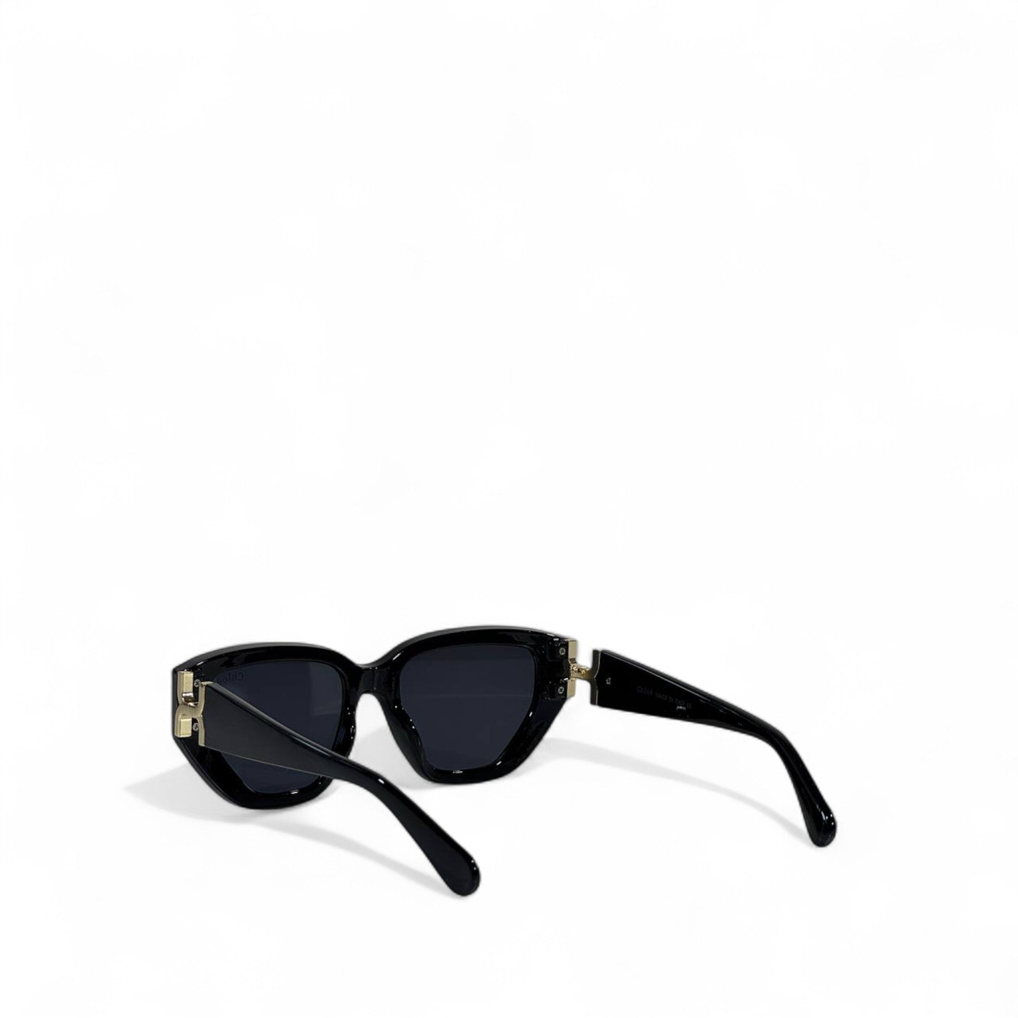 ✨ Chloé Sunglasses – Black Cat-Eye Frame with Gold “C” Logo 🖤👑