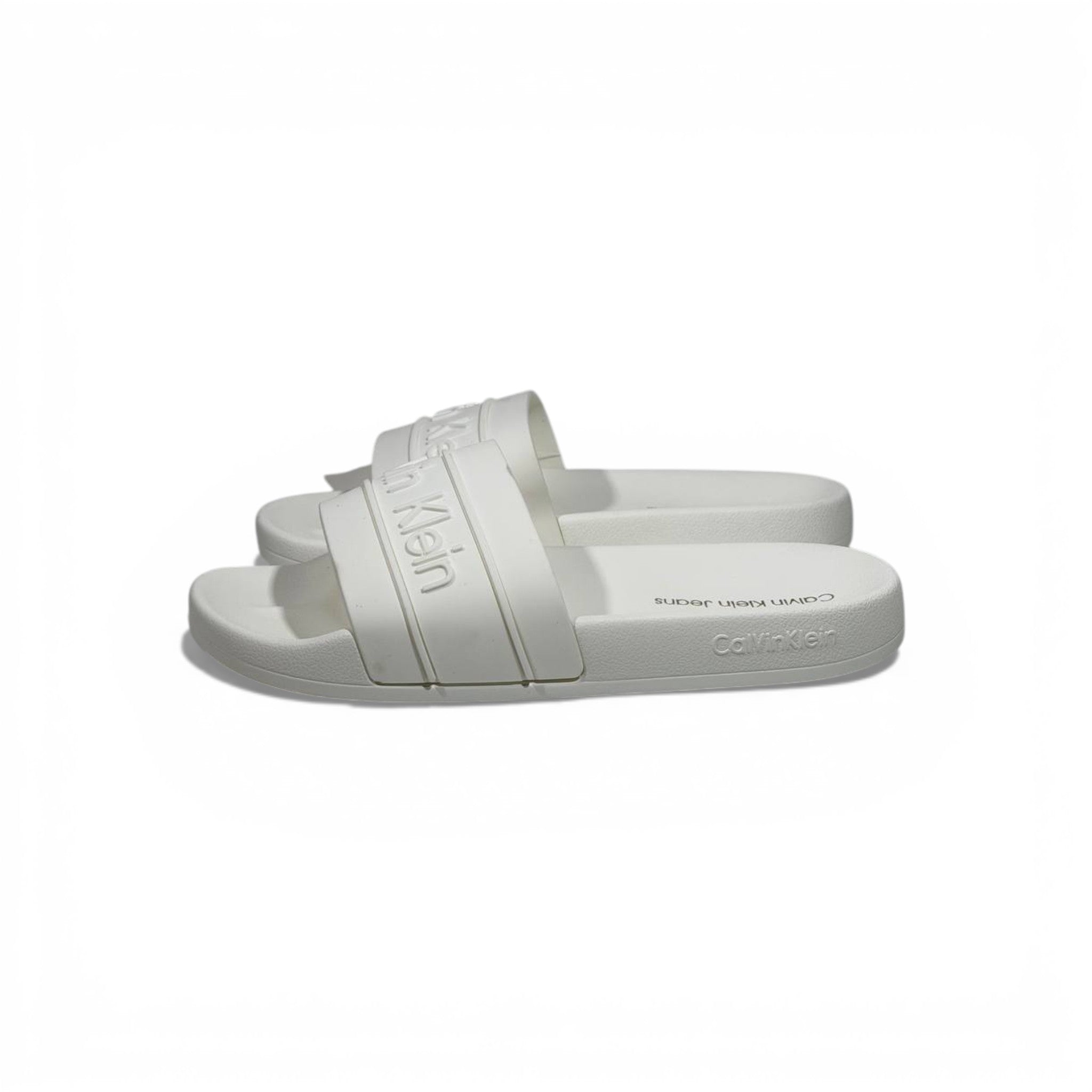 🤍✨ Calvin Klein Embossed Logo Slide Slippers – White Minimal Luxury ✨🤍