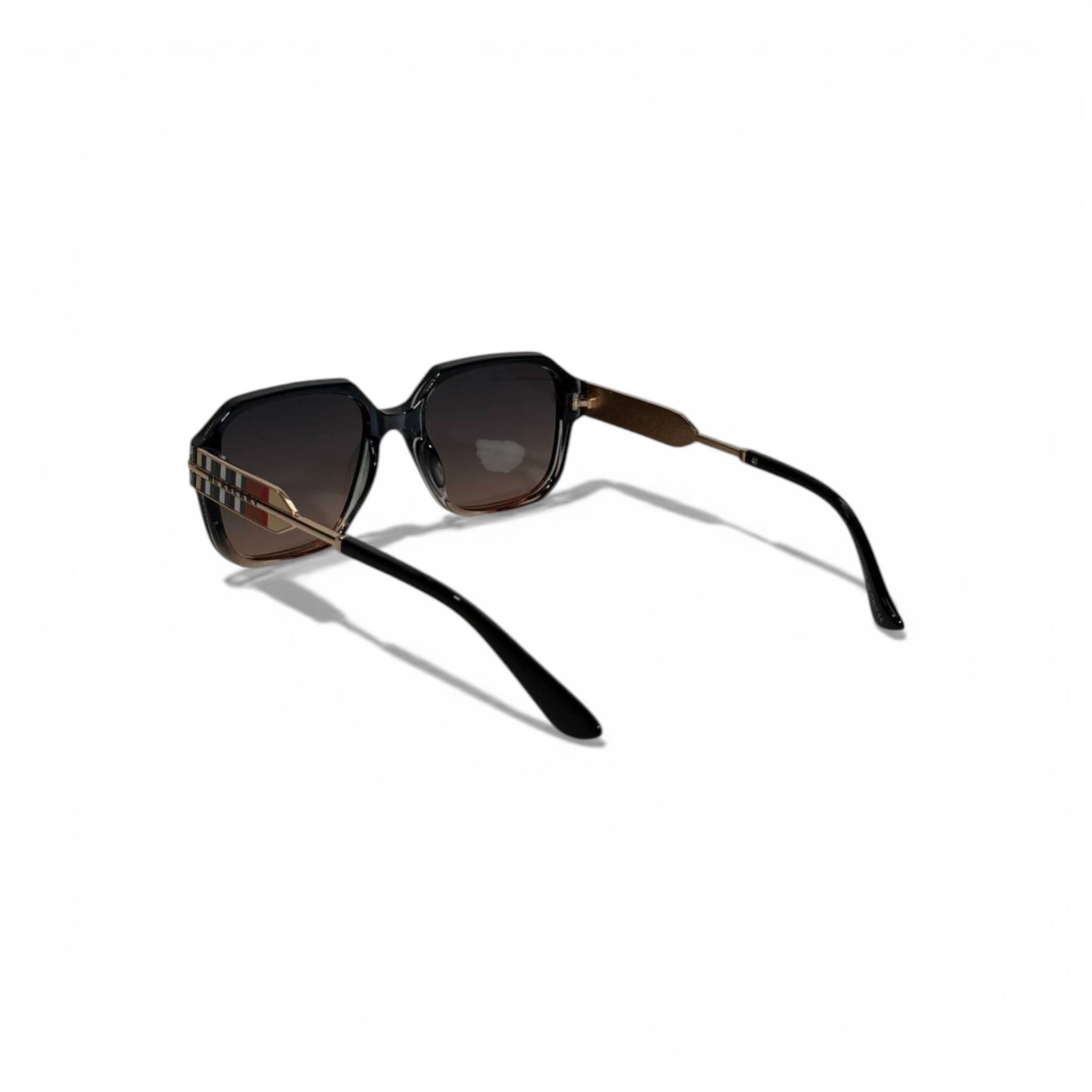 Burberry Square Sunglasses – Black Frame with Iconic Check Detail 🕶️✨