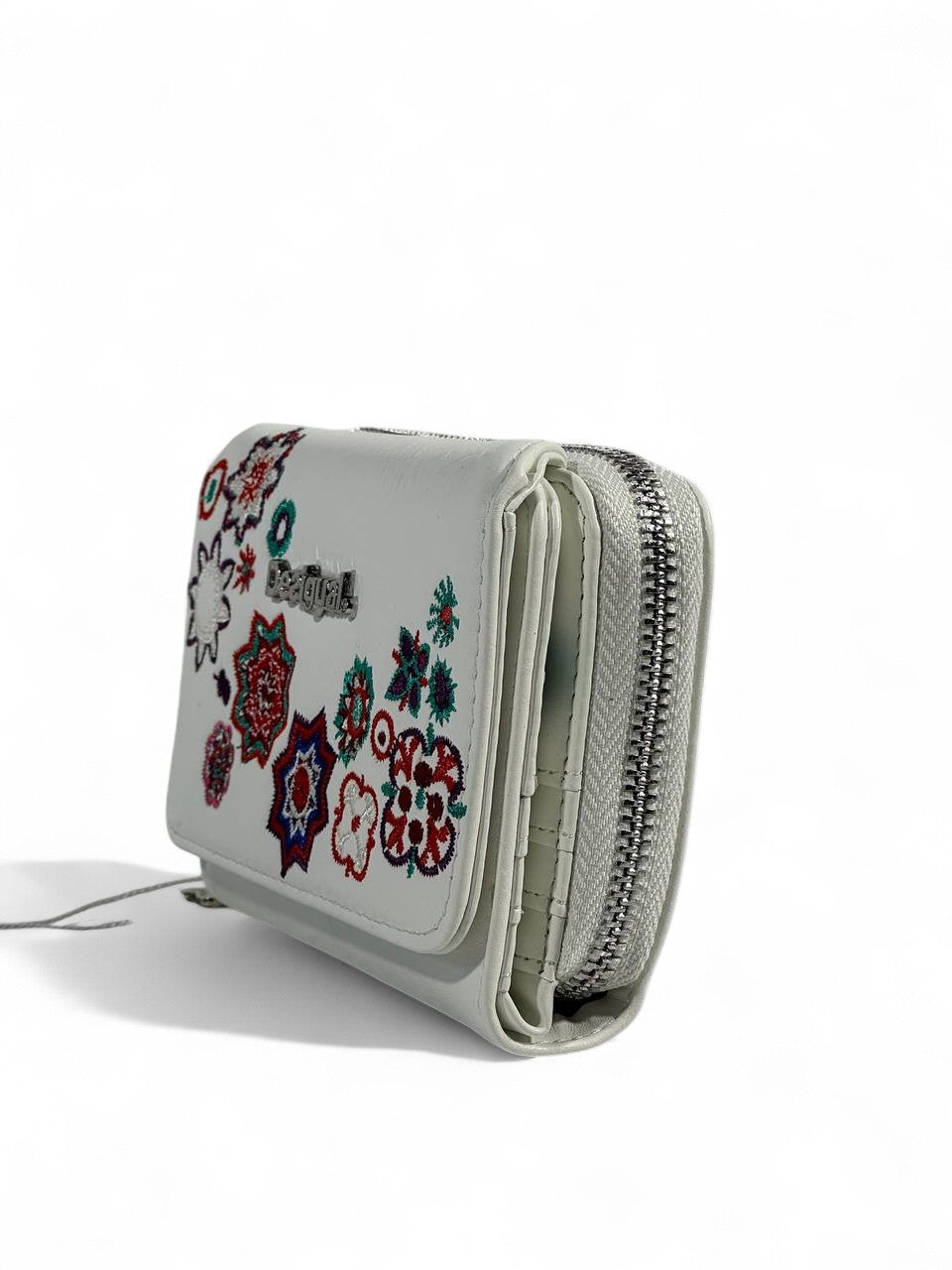 🌼 Desigual White Floral Embroidered Wallet – Artistic & Unique