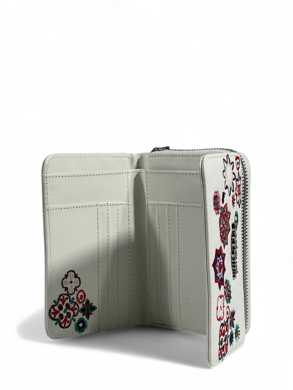 🌼 Desigual White Floral Embroidered Wallet – Artistic & Unique
