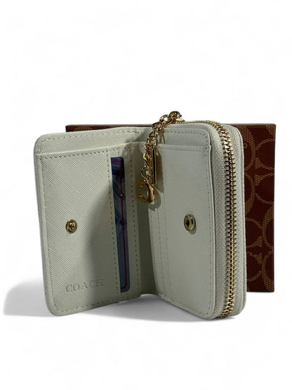 🤍 Coach Signature White Embossed Zip Wallet – Classic Luxury