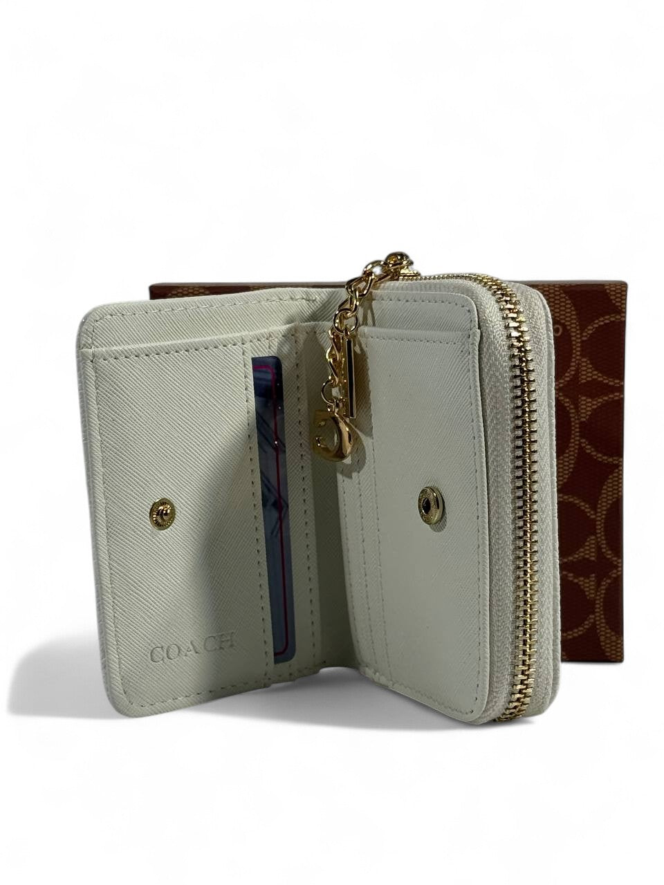 🤍 Coach Signature White Embossed Zip Wallet – Classic Luxury