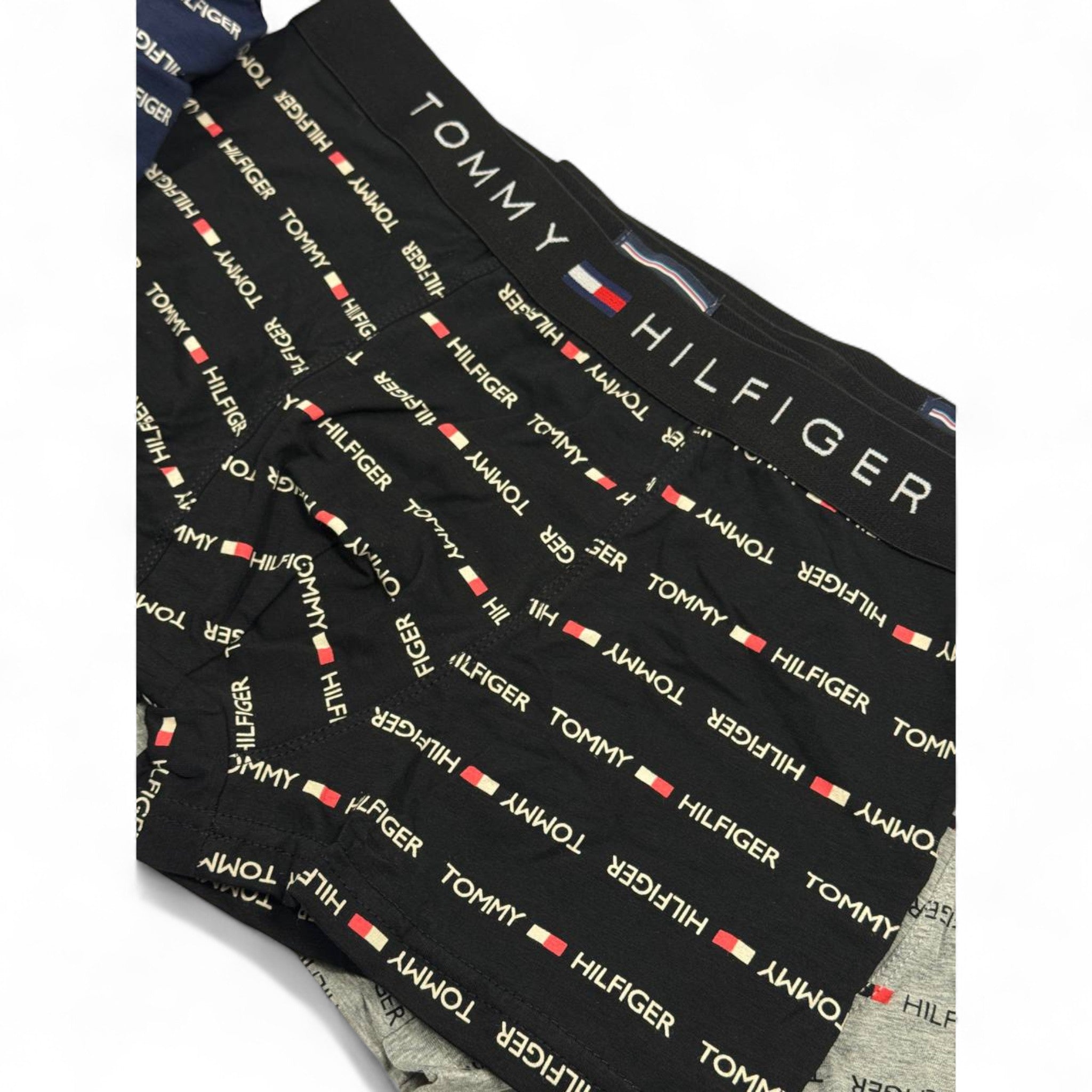 🩳 Tommy Hilfiger Men’s Boxer Set – 3-Pack All-Over Logo Print Edition (Navy, Black, Grey) 🔁