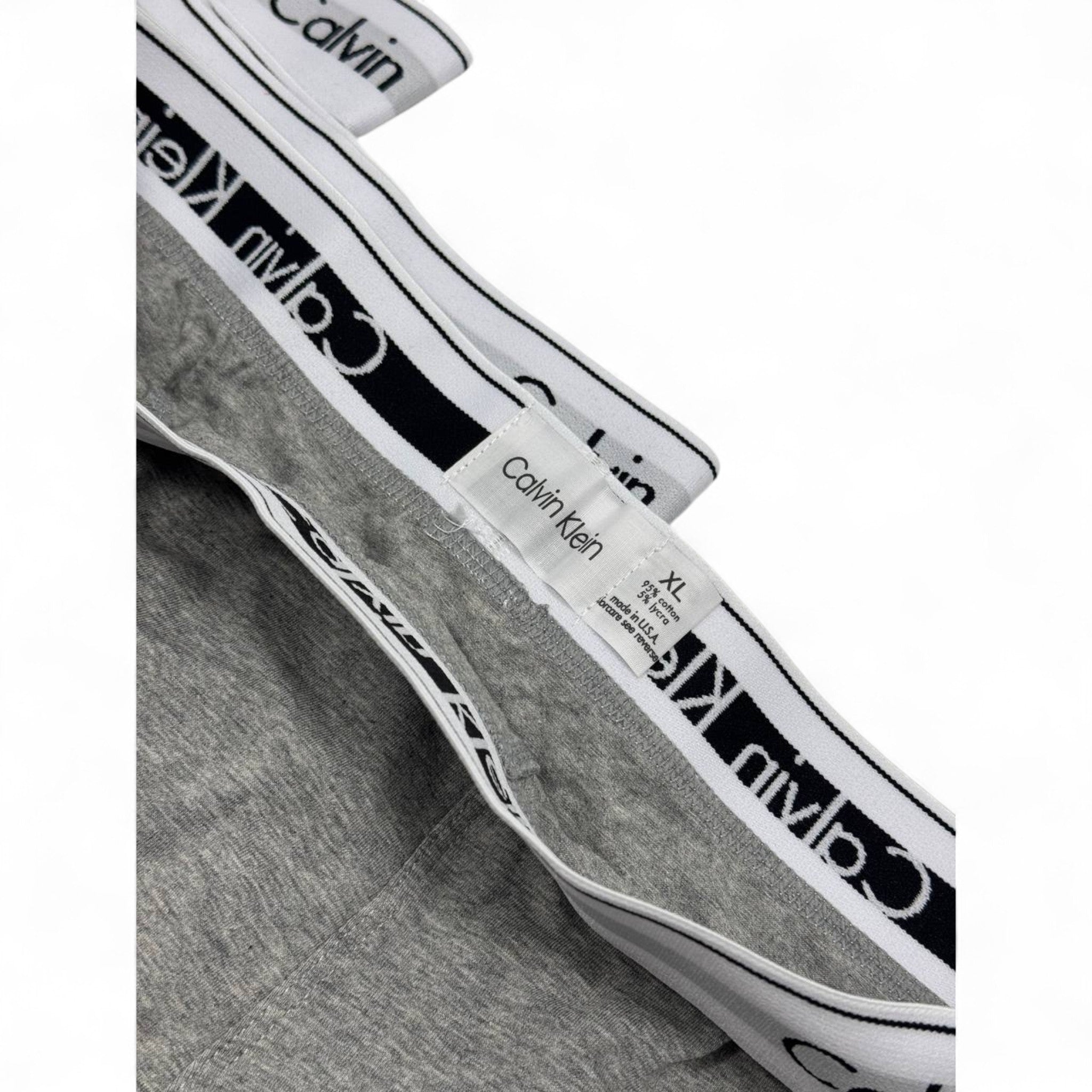🩳 Calvin Klein Men’s Boxer Briefs – 3-Pack Classic Logo Waistband (White, Black, Grey) 🤍🖤