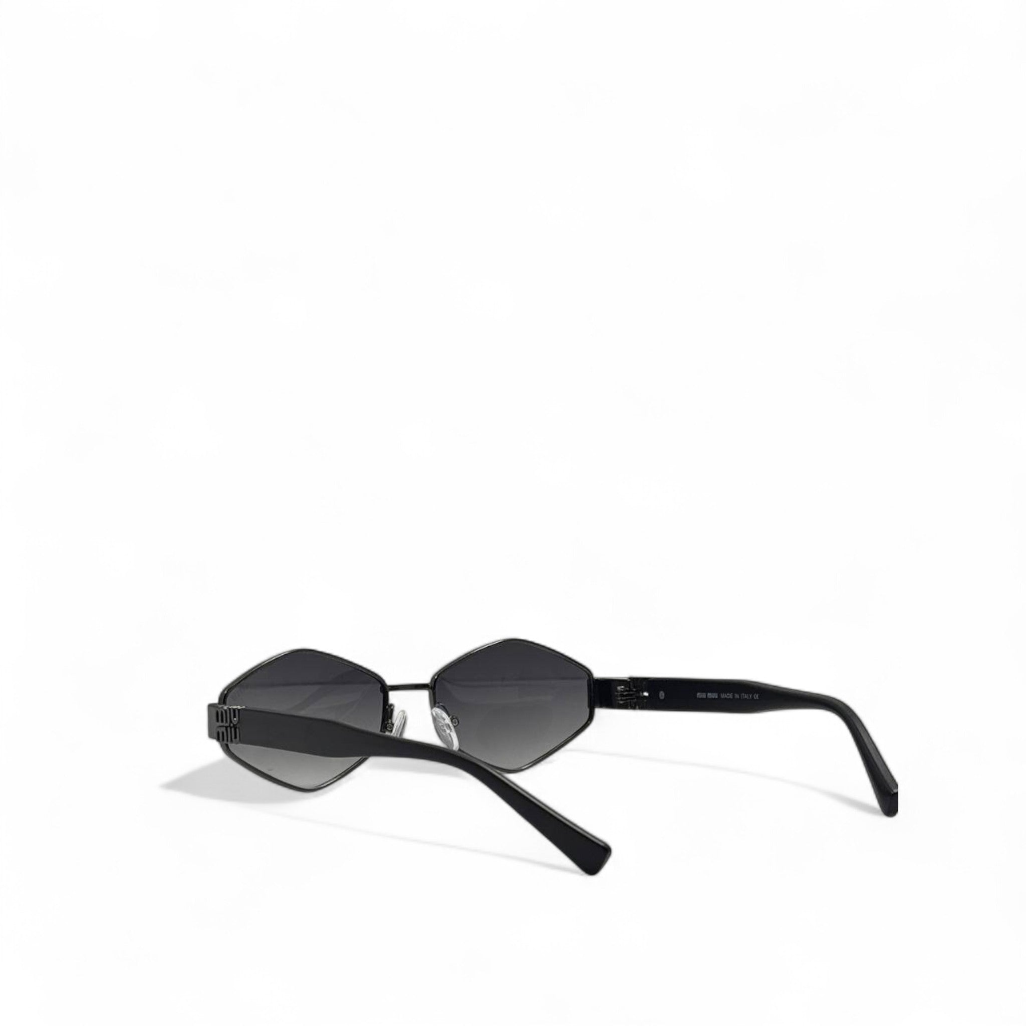 Miu Miu Black Geometric Sunglasses – Bold Elegance Meets Retro Glam 😎✨