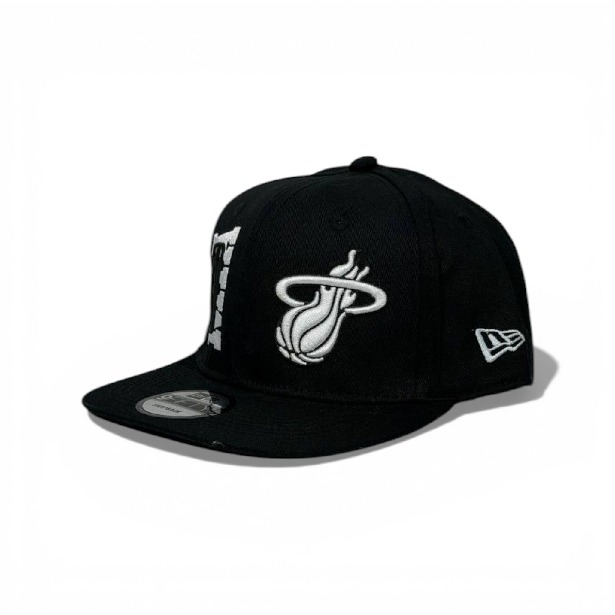 🧢 Miami Heat Black Flat Brim Cap – Clean NBA Streetwear Essential 🔥🖤🏀