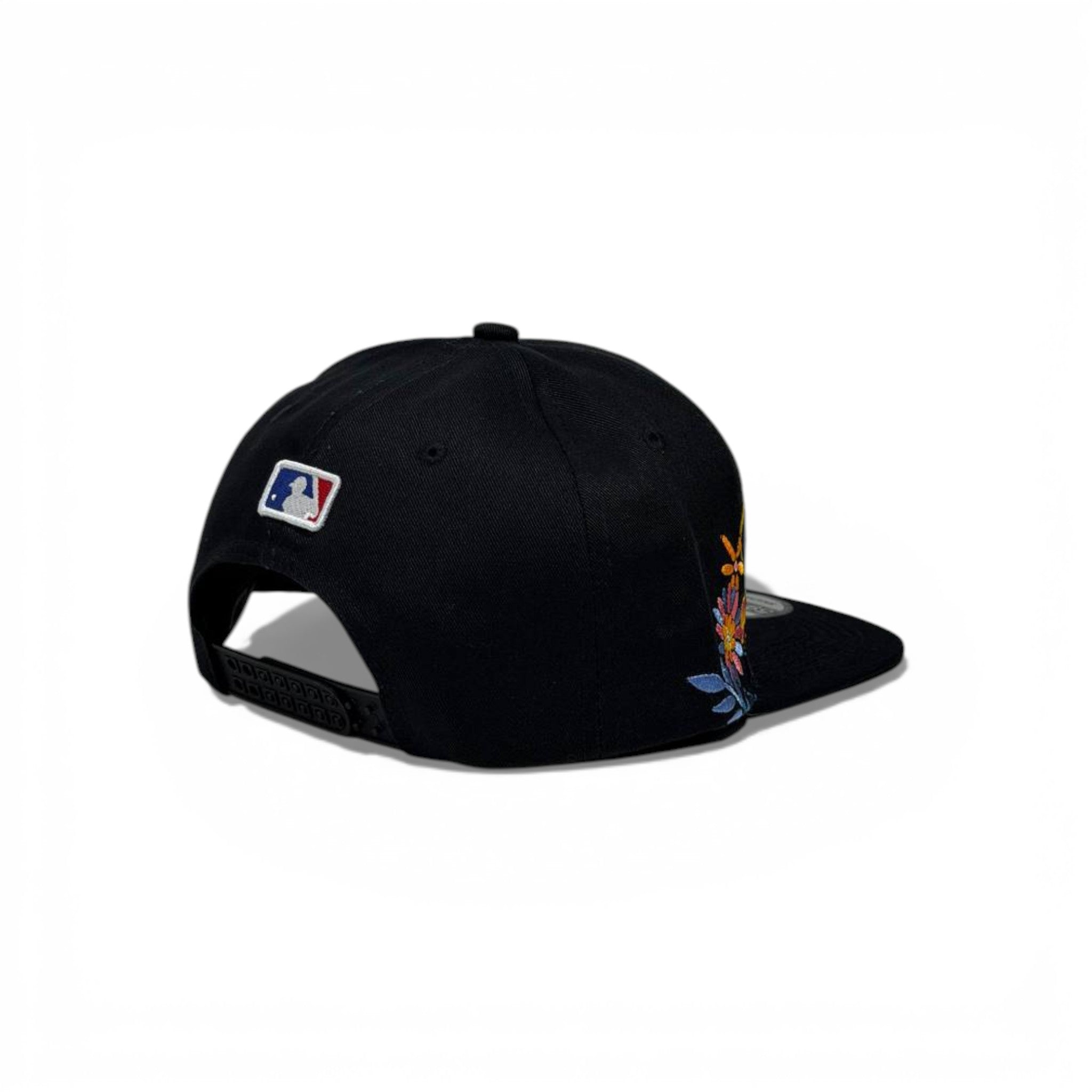 🧢 Los Angeles Dodgers Embroidered Snapback Cap – Black