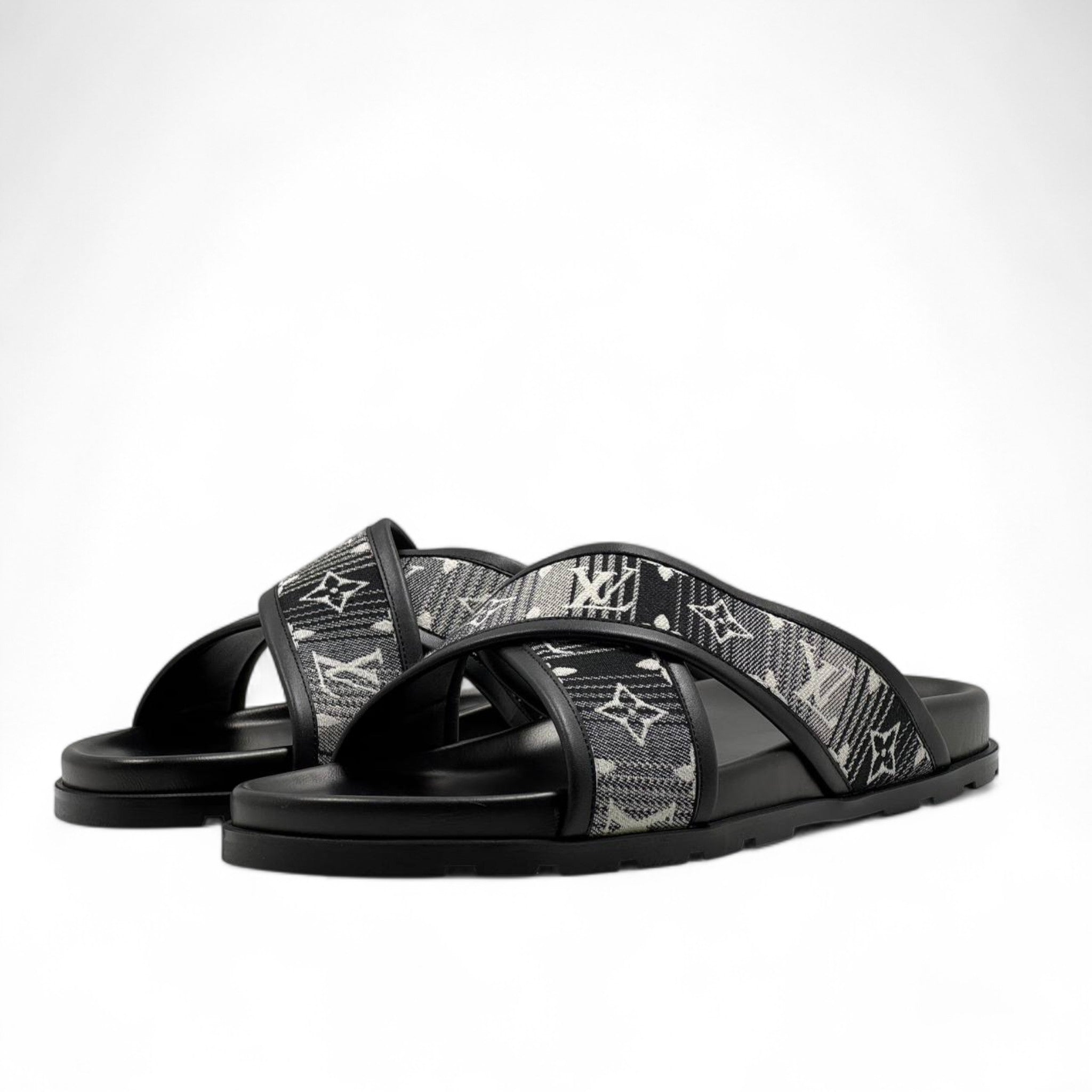 Louis Vuitton Monogram Slide Slippers – Black & Grey Signature Look 👟✨