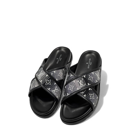 Louis Vuitton Monogram Slide Slippers – Black & Grey Signature Look 👟✨