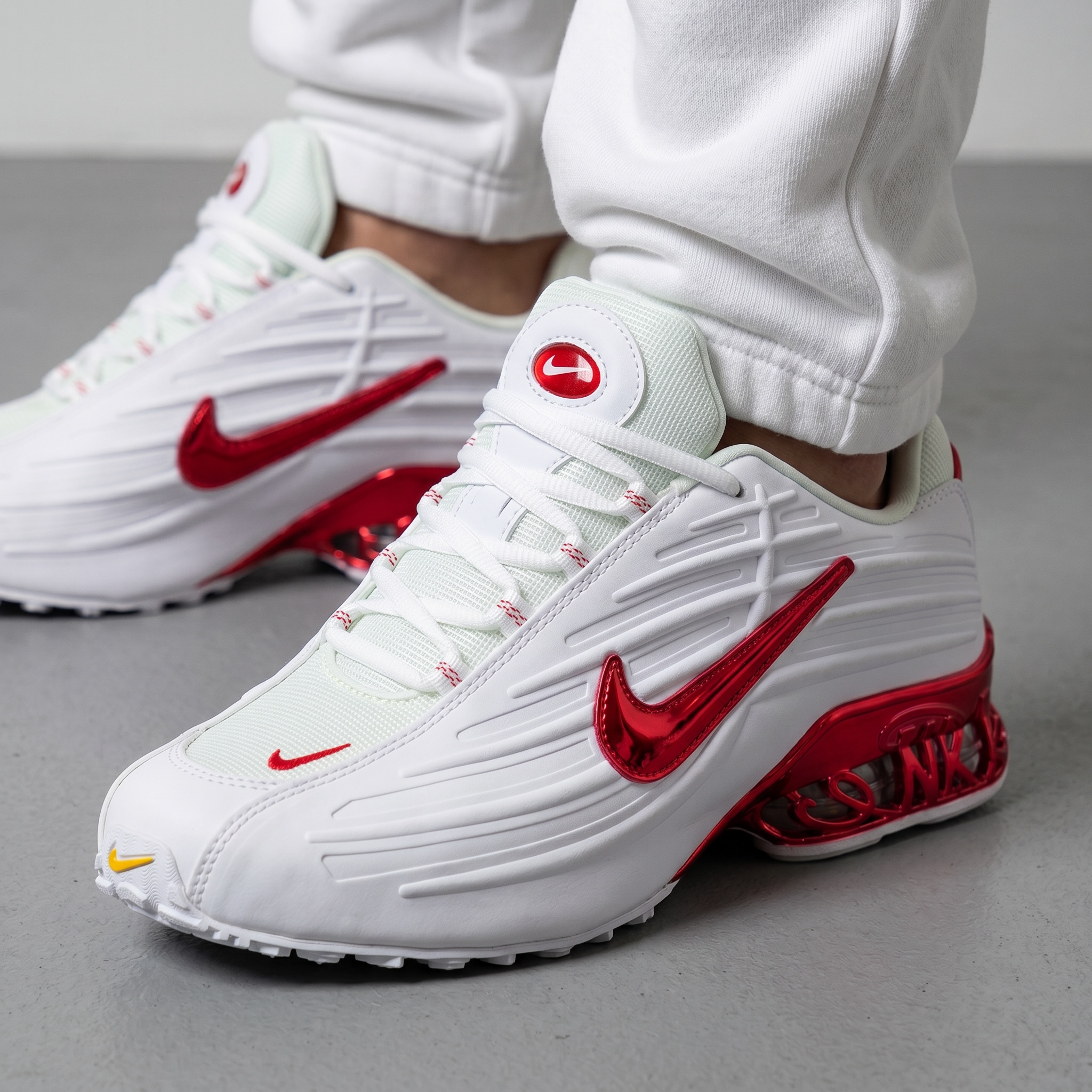 👟 Nike Shox R4 – White & Metallic Red