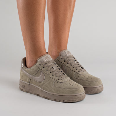 Taupe Nike Air Force 1 low-top sneaker with suede-look panels