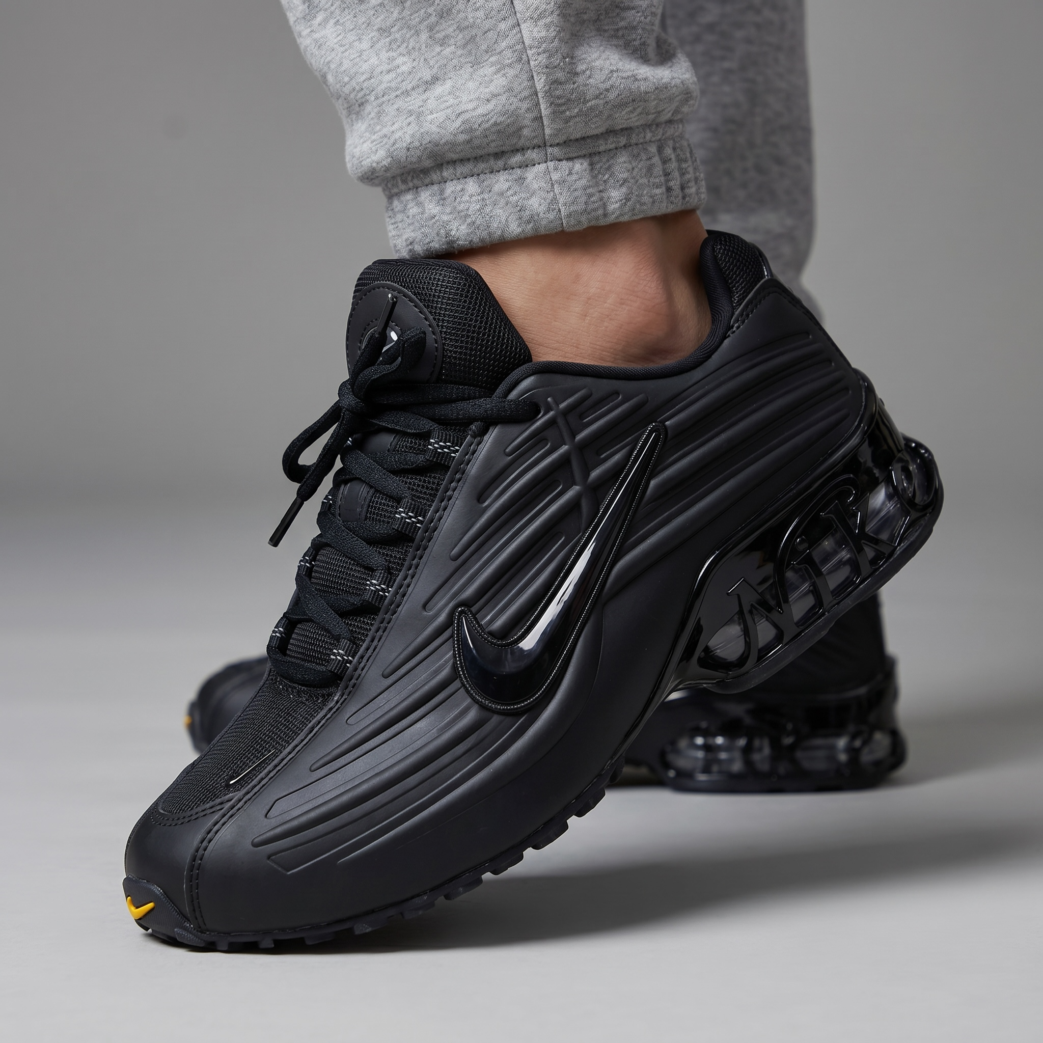 👟 Nike Shox R4 – Triple Black