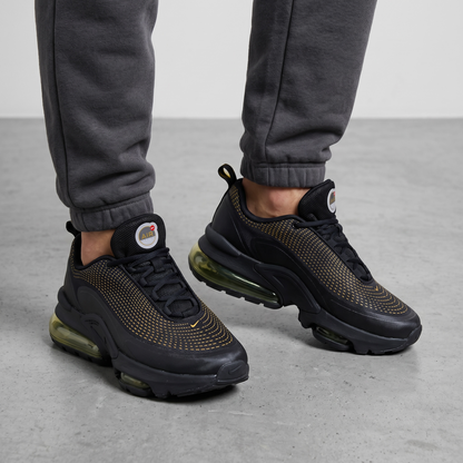 👟 Nike Air Max 720 – Black & Gold