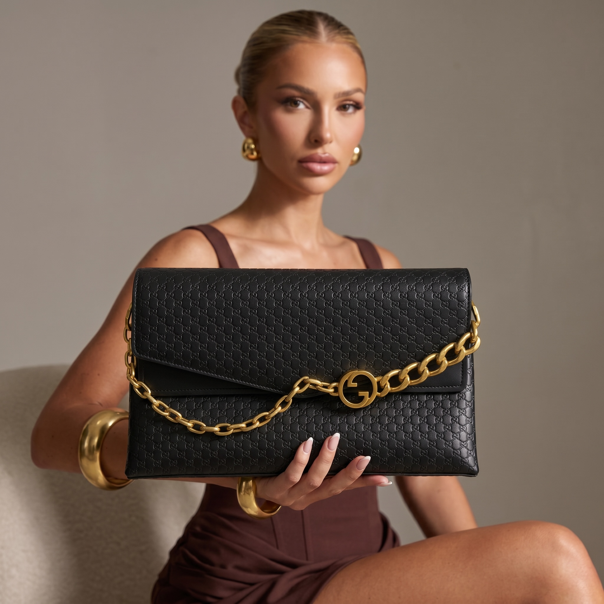 Gucci Signature Chain Clutch Bag 🖤✨