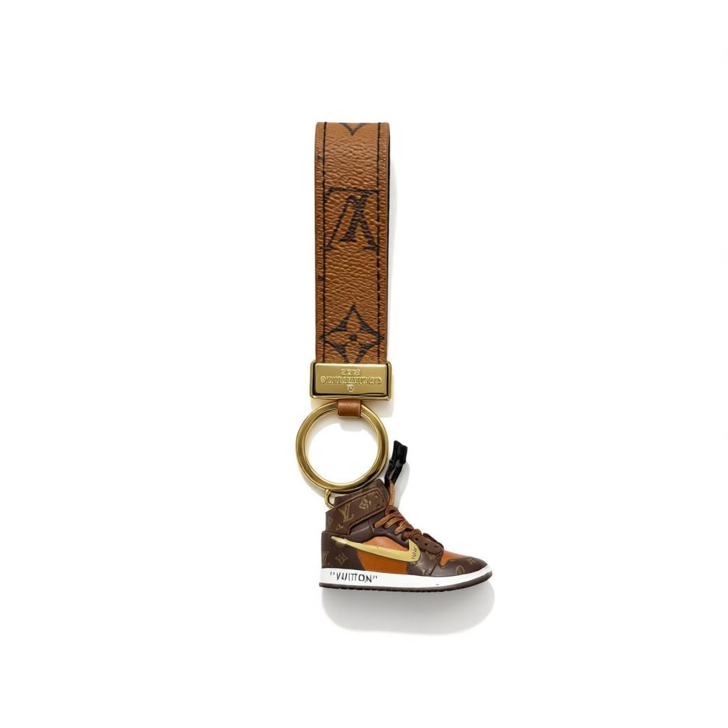 ICONIC LOUIS VUITTON SNEAKER KEYCHAIN – MONOGRAM LUXURY CHARM ✨👟🤎