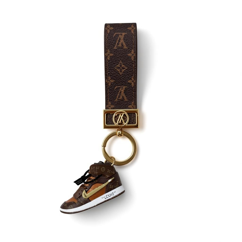 ICONIC LOUIS VUITTON SNEAKER KEYCHAIN – CLASSIC MONOGRAM LUXURY ✨👟🤎