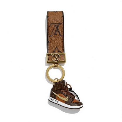 ICONIC LOUIS VUITTON SNEAKER KEYCHAIN – PREMIUM MONOGRAM STATEMENT ✨👟🤎