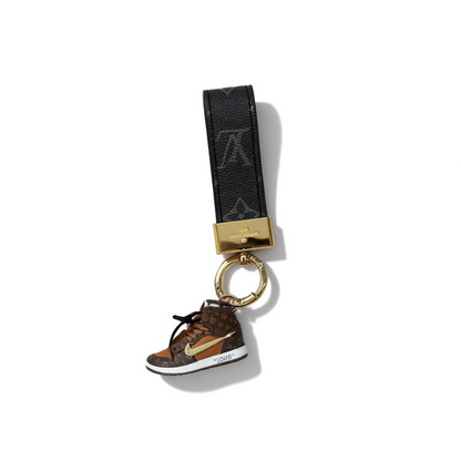 ICONIC LOUIS VUITTON SNEAKER KEYCHAIN – BLACK MONOGRAM LUXURY EDITION ✨👟🖤