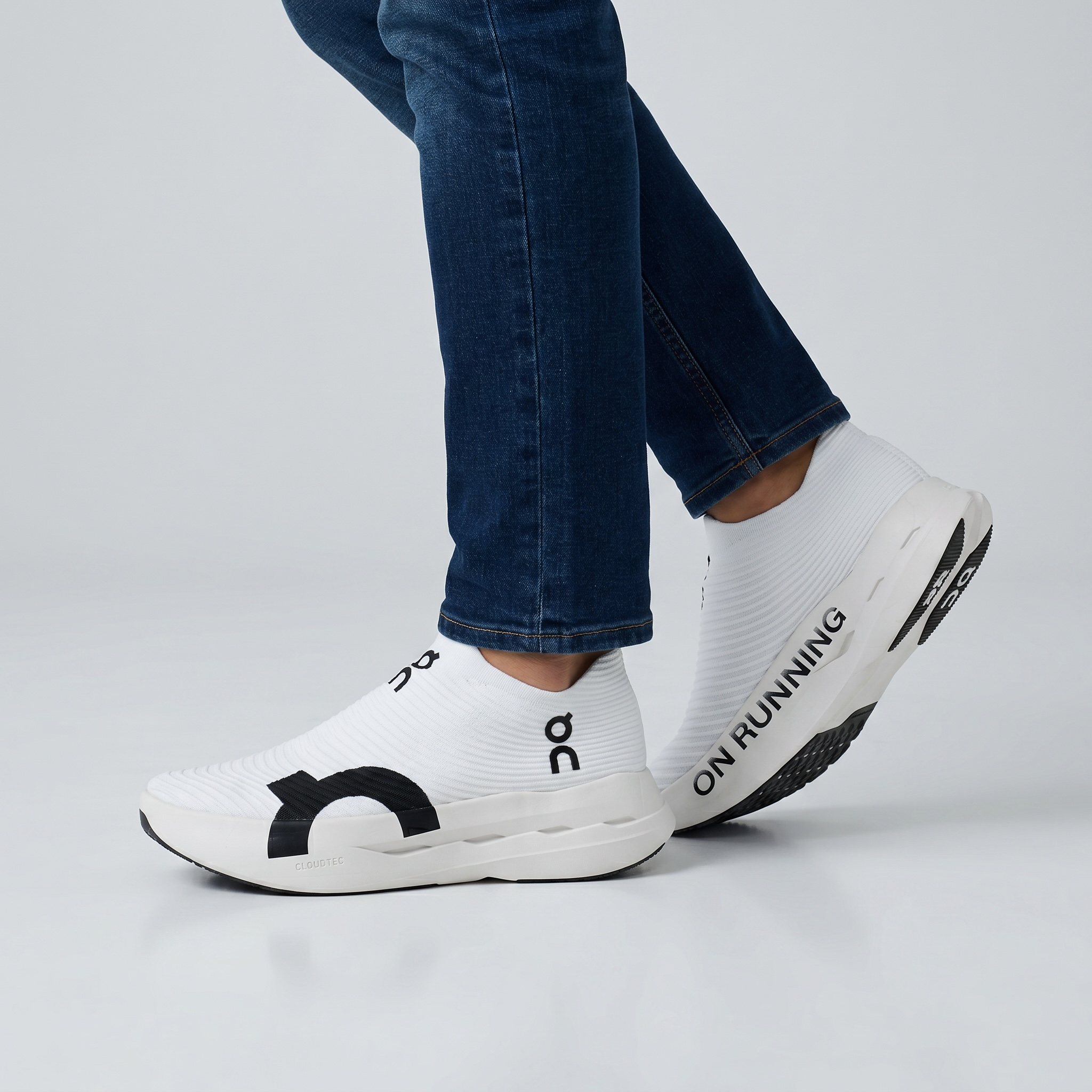 On Cloud UltraFlex Knit Sneakers ⚪⚫