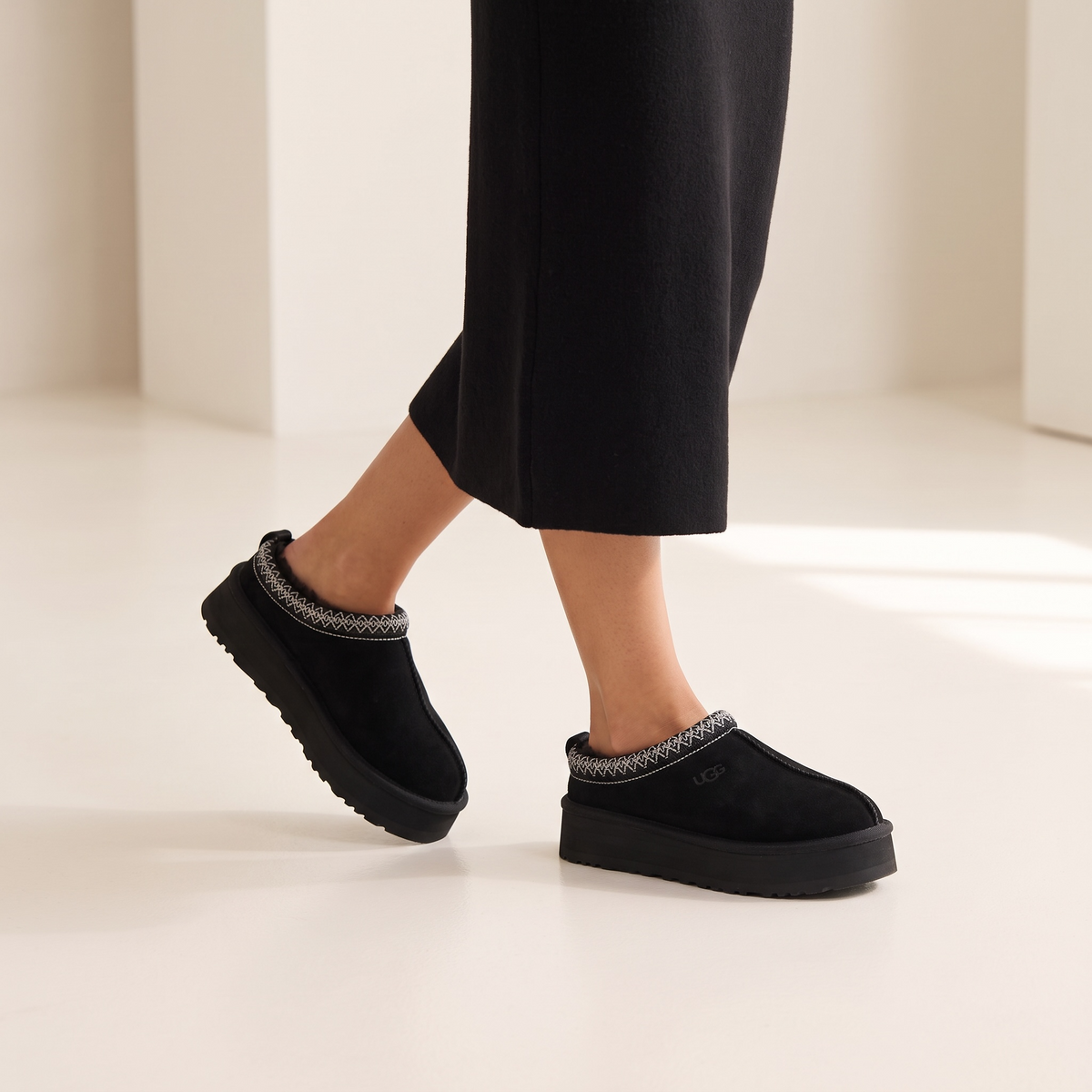 UGG Platform Suede Slippers – All-Black Cozy Edition 🖤❄️