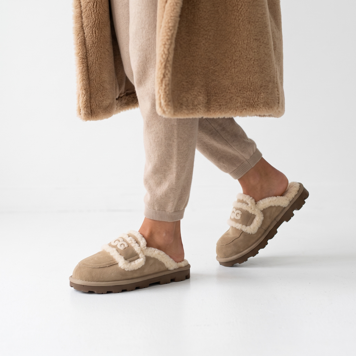 UGG Cozy Logo Slippers – Chestnut Shearling Comfort 🤎❄️