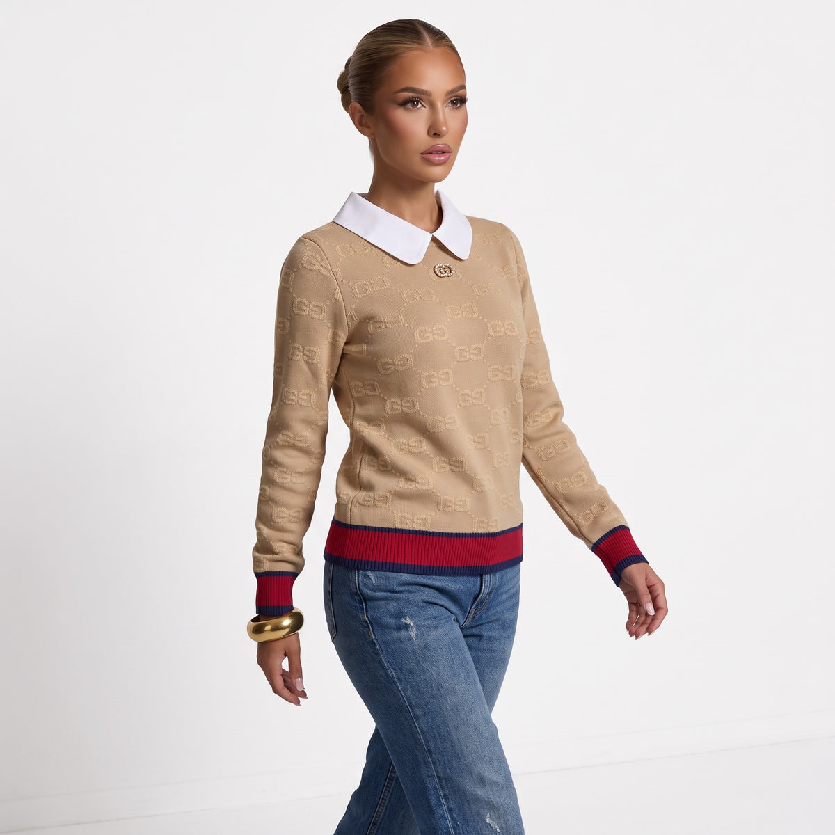 Beige Gucci knit sweater with white Peter‑Pan collar, GG jacquard and red navy ribbed cuffs