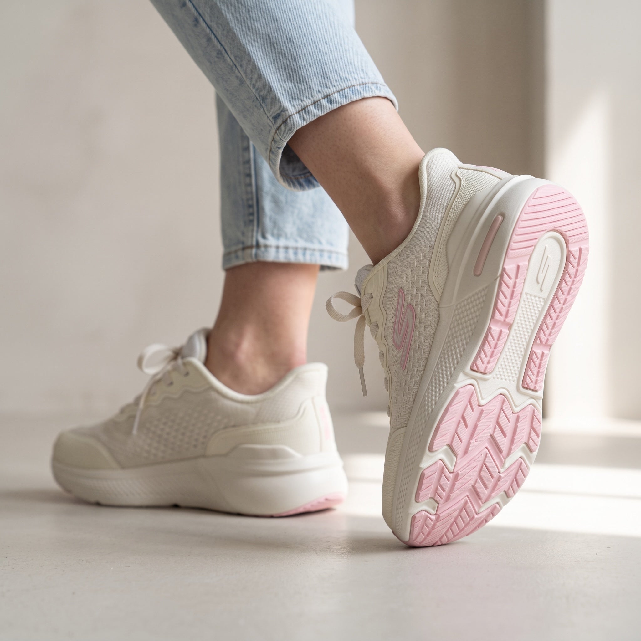 Cream Skechers low-top sneakers with pink sole accents