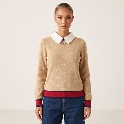Beige Gucci knit sweater with white Peter‑Pan collar, GG jacquard and red navy ribbed cuffs