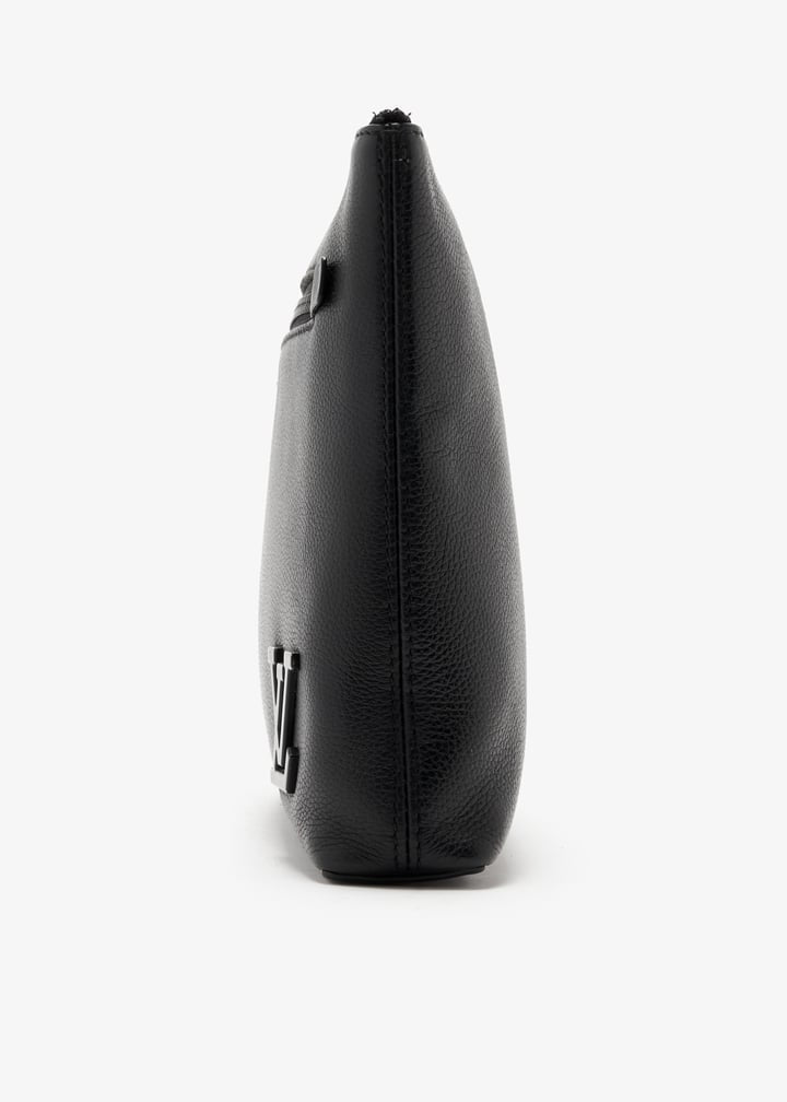 Louis Vuitton Pouch – Black Pebbled Finish 🖤👜 - MASTERPIECE