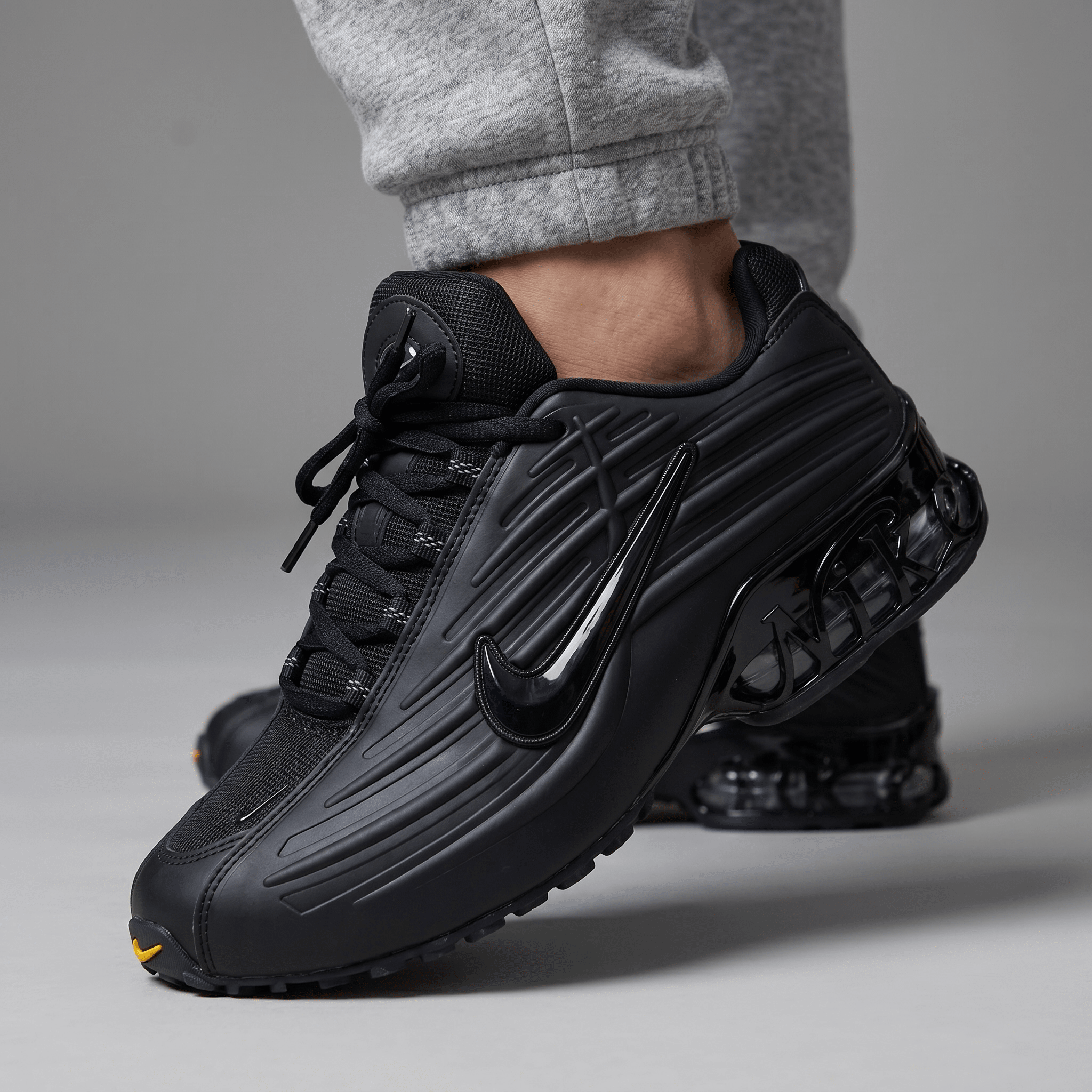 👟 Nike Shox R4 – Triple Black - MASTERPIECE