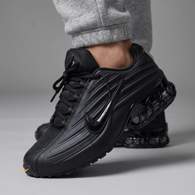👟 Nike Shox R4 – Triple Black - MASTERPIECE