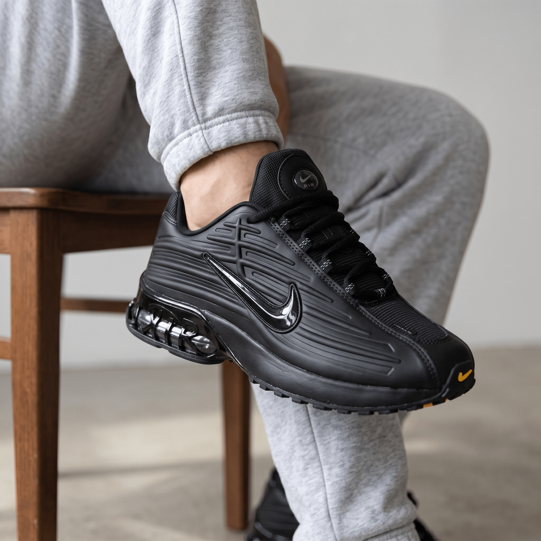 👟 Nike Shox R4 – Triple Black - MASTERPIECE