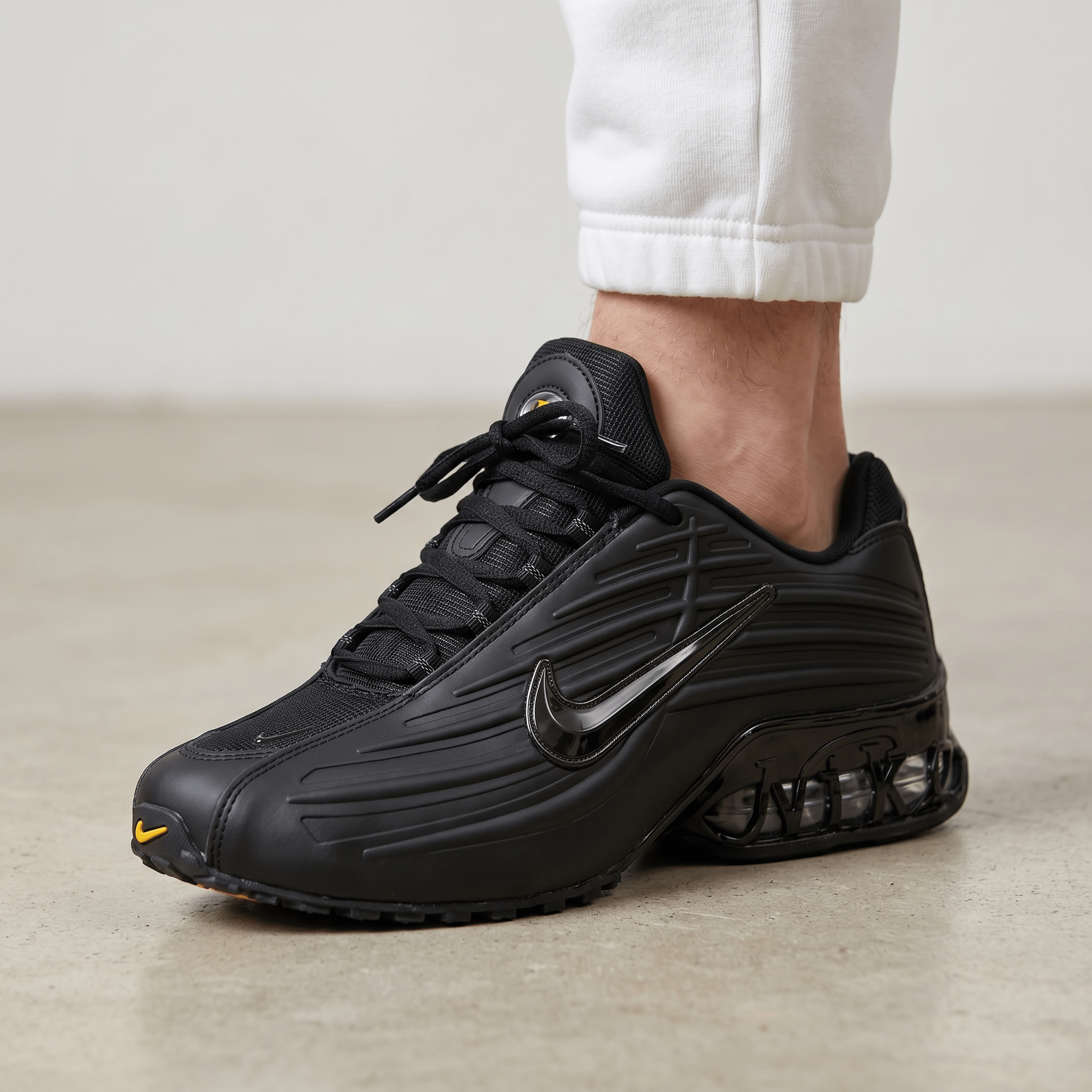 👟 Nike Shox R4 – Triple Black - MASTERPIECE